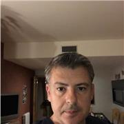 Profesor de letras imparte clases a alumnos de primaria y ESO